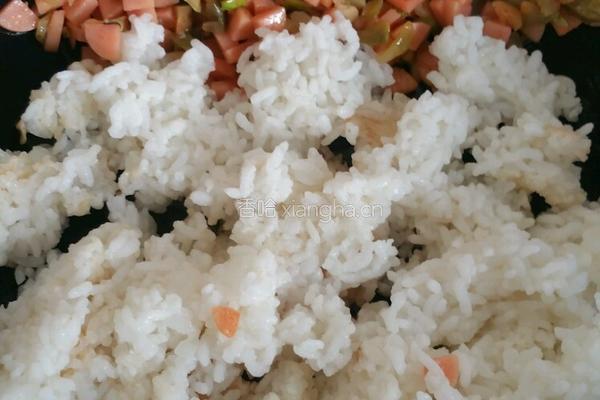 榨菜火腿肠蛋炒饭的做法图解2