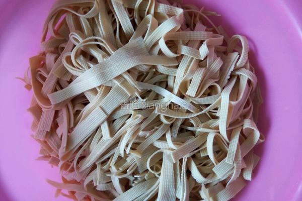 凉拌豆腐丝的做法图解1