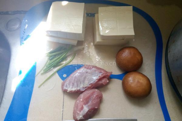 豆腐拌香菇瘦肉的做法图解1