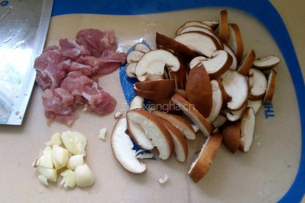 香菇炒肉的做法图解2