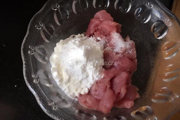 金针菇木耳肉片汤的做法图解5