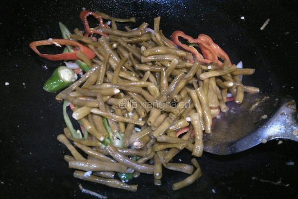 辣椒酸豆角炒猪生肠的做法图解6