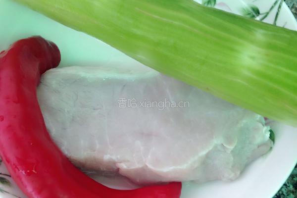 莴笋红椒炒肉片的做法图解1