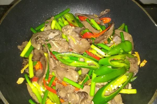 双椒蒜苔炒猪心的做法图解9
