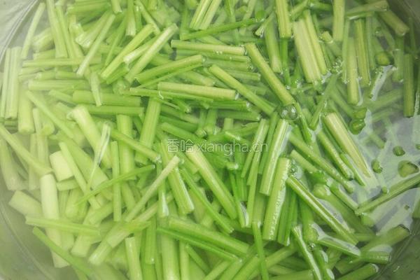 香芹虾仁的做法图解1