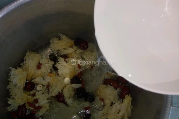 银耳莲子羹的做法图解2