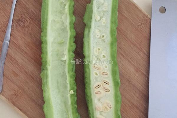 苦瓜鸡蛋的做法图解1
