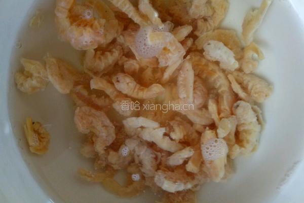 芹菜虾米的做法图解2