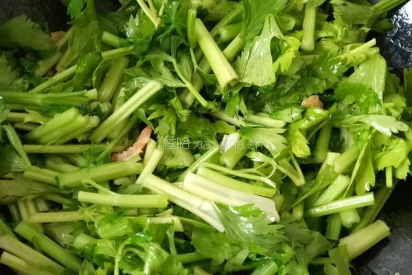 芹菜虾米的做法图解4