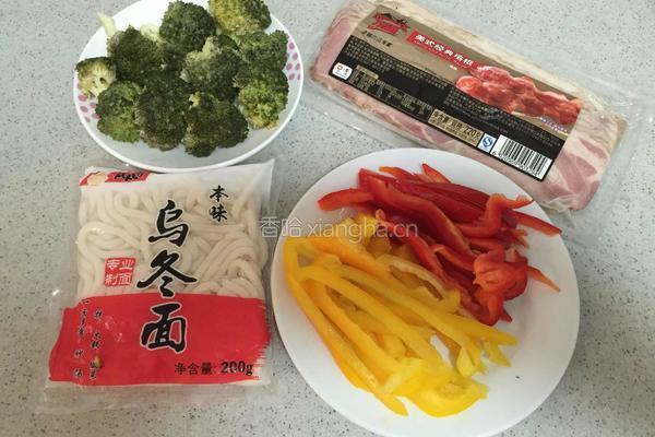 彩椒培根炒乌冬面的做法图解1