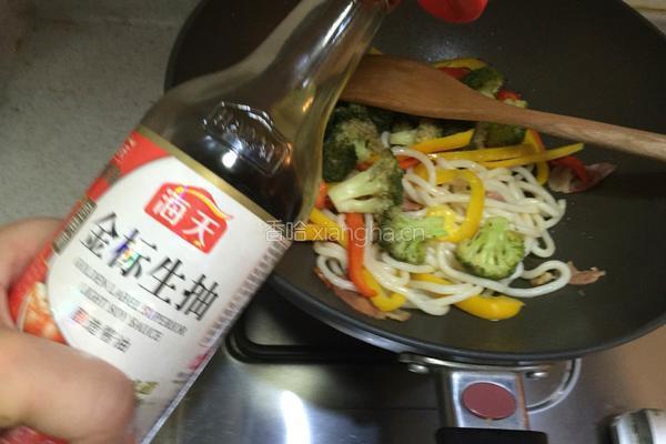 彩椒培根炒乌冬面的做法图解7