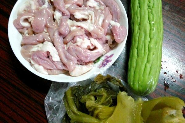 猪粉肠煲咸菜苦瓜汤的做法图解1