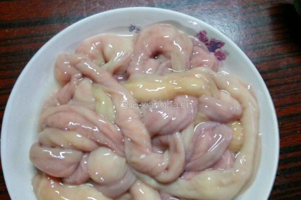 猪粉肠煲咸菜苦瓜汤的做法图解2