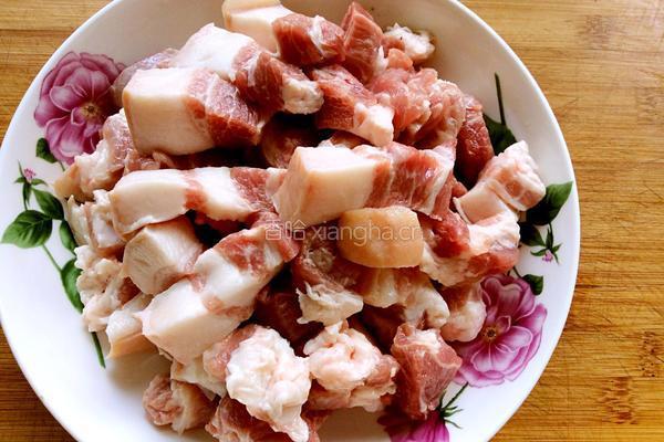 红烧肉炖豆角的做法图解1