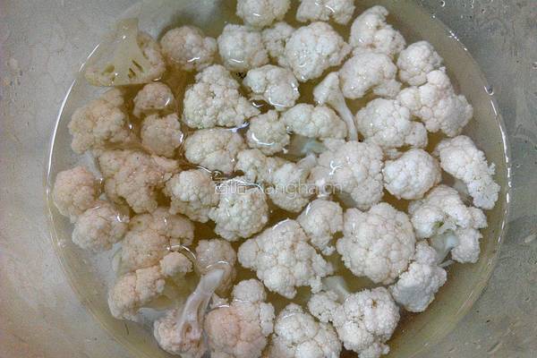 肉沫圆椒炒菜花的做法图解1