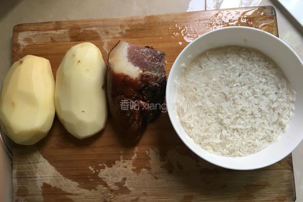 土豆腊肉焖大米饭的做法图解1