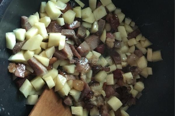土豆腊肉焖大米饭的做法图解8
