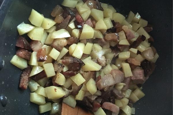 土豆腊肉焖大米饭的做法图解9