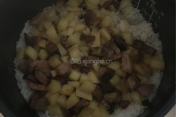 土豆腊肉焖大米饭的做法图解11