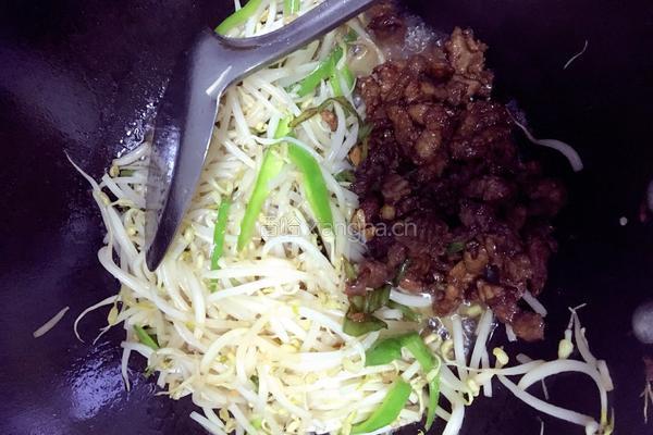 肉炒绿豆芽的做法图解6