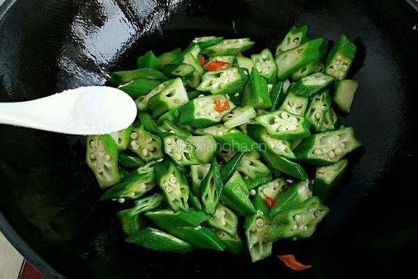 秋葵炒鸡蛋的做法图解6