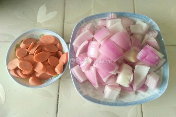 洋葱炒火腿肠的做法图解2