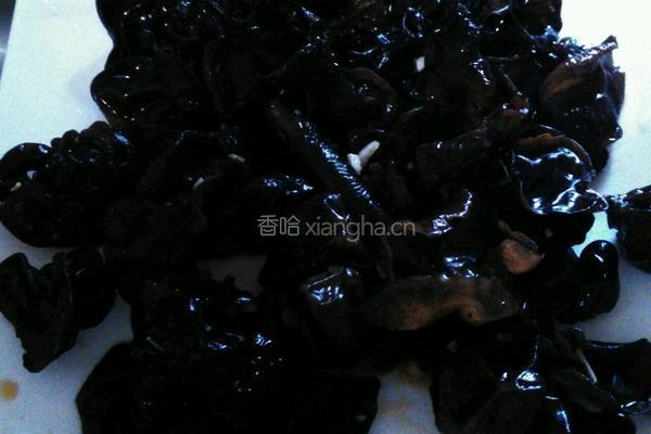 凉拌木耳金针菇的做法图解1