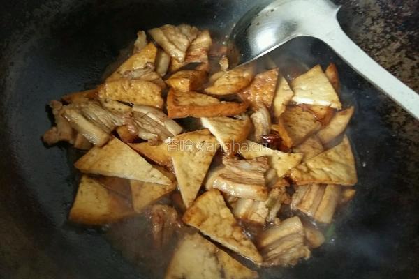 五花肉炒豆腐的做法图解5