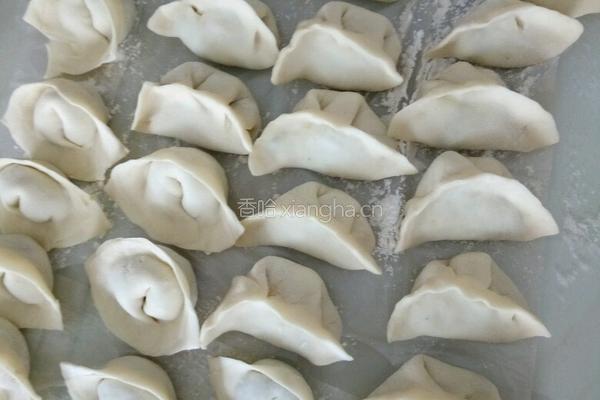 韭菜香菇肉馅饺子的做法图解4
