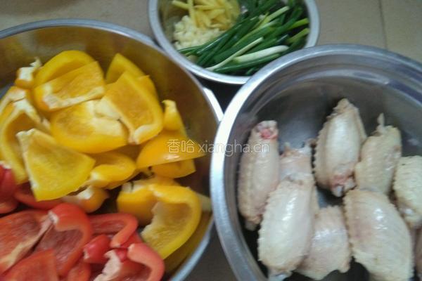 彩椒焖鸡翅的做法图解1