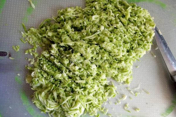 西葫芦鸡蛋虾皮饺子的做法图解1