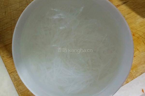 胡萝卜凉拌粉丝的做法图解5