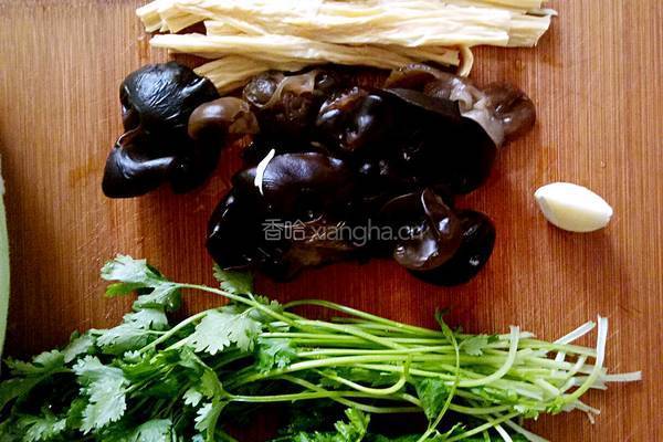 凉拌木耳腐竹的做法图解1
