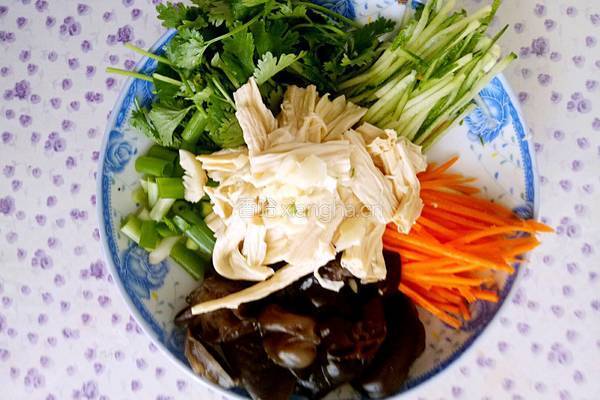 凉拌木耳腐竹的做法图解3
