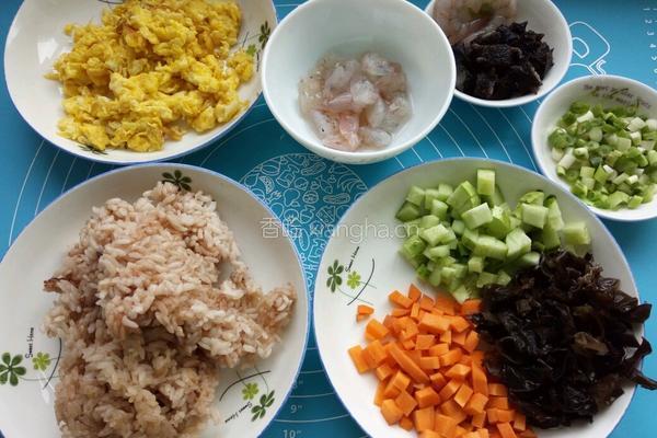 海鲜炒饭的做法图解1