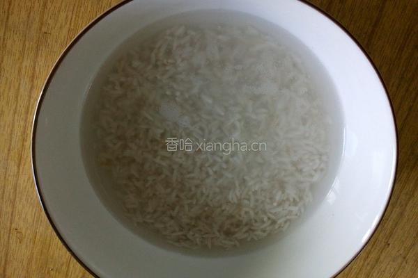 胡萝卜蔬菜粥的做法图解1