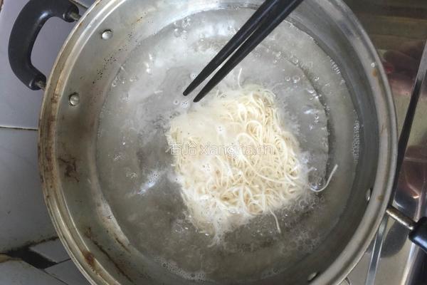 扇贝鸡蛋菜心面的做法图解2