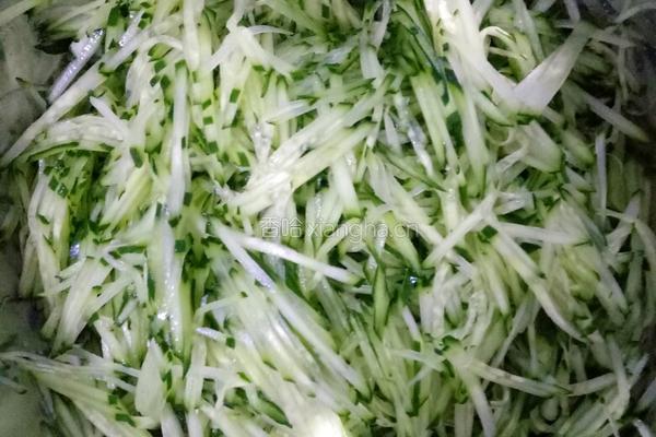 黄瓜鸡蛋虾仁饺子的做法图解1
