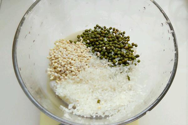绿豆胡萝卜粥的做法图解1