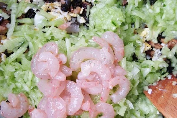 黄瓜鸡蛋虾仁饺子的做法图解1