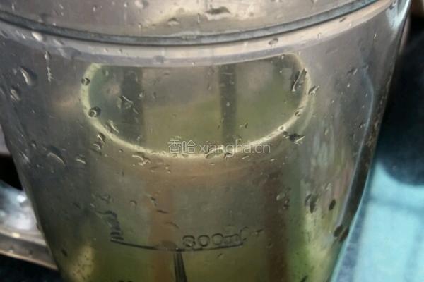 猪粉肠炒六棱豆的做法图解1