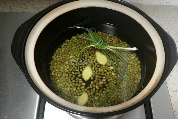 冬瓜緑豆汤的做法图解2