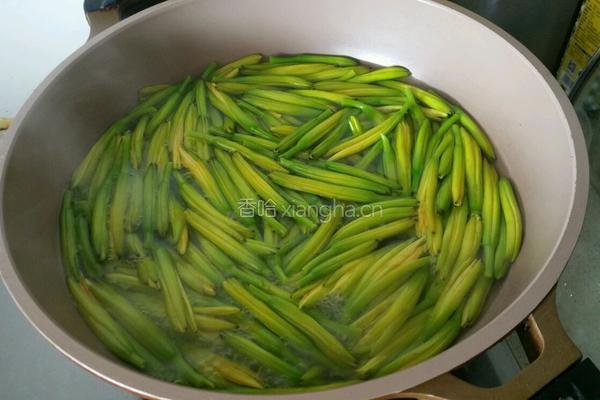 黄花菜炒肉的做法图解2