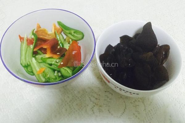 双椒炒焖子的做法图解2