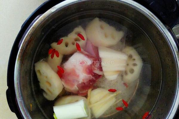 大骨莲藕汤的做法图解4