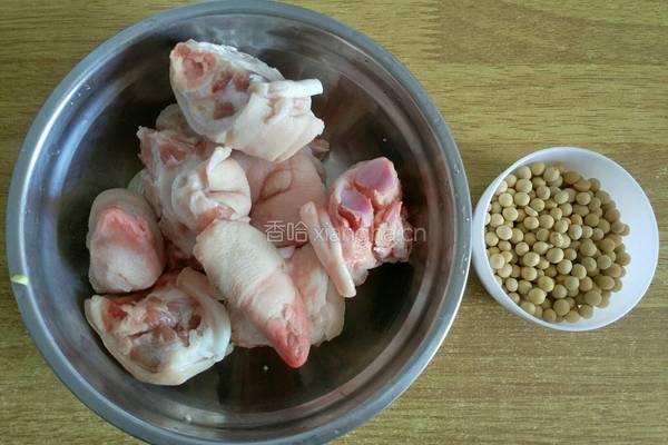 黄豆炖猪蹄的做法图解1