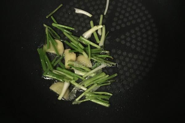 葱姜炒花蛤的做法图解2