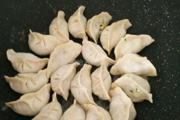 韭菜鸡蛋水煎饺的做法图解6