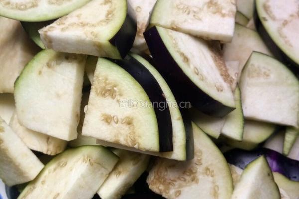 猪肉蒜末烧茄子的做法图解2