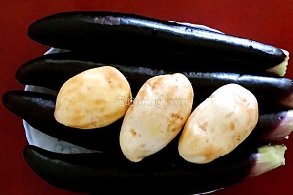 农家菜辣椒鸡蛋焖子(也叫鸡蛋酱)拌茄子土豆的做法图解1